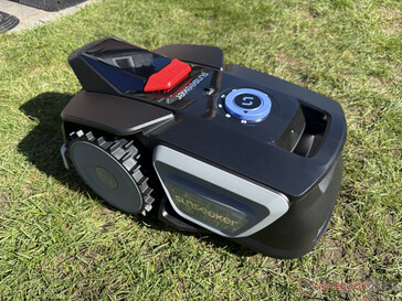 Le Sunseeker V1 se dirige vers le bord de la pelouse...