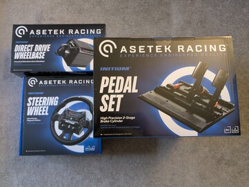Emballage de détail de l'Asetek Initium Racing Bundle.