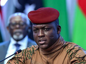 Le Burkina Faso arrête l'exploitation de l'or par certaines sociétés étrangères - le chef militaire Ibrahim Traoré demande plus d'autodétermination (Image source : Globe Eye News / X)