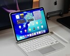 iPad Pro M5 posé sur un bureau avec un Magic Keyboard blanc et Apple Pencil. (Source de l'image : Notebookcheck)