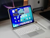 iPad Pro M5 posé sur un bureau avec un Magic Keyboard blanc et Apple Pencil. (Source de l'image : Notebookcheck)