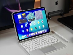 iPad Pro M5 posé sur un bureau avec un Magic Keyboard blanc et Apple Pencil. (Source de l'image : Notebookcheck)