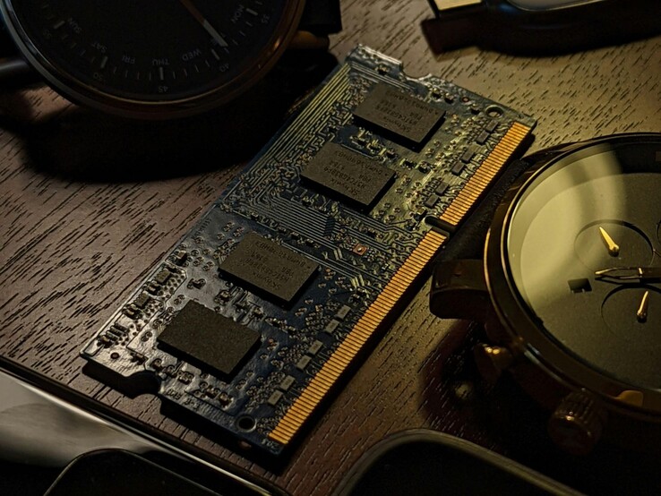 Module RAM sur un bureau en bois (Source de l'image : Obi Onyeador/Pexels)