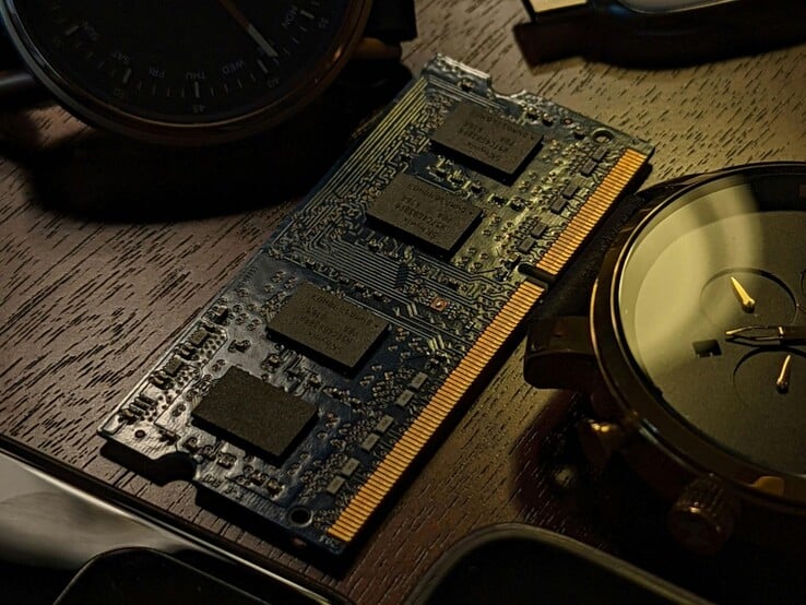 Module RAM sur un bureau en bois (Source de l'image : Obi Onyeador/Pexels)