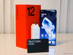 Un chargeur SuperVOOC de 100 W, un câble USB Type-A vers Type-C et une adhésion au Red Cable Club sont inclus dans la boîte