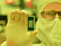 Un processeur Intel de dernière génération de la famille Panther Lake, tenu par un ouvrier. (Source de l'image : Intel)