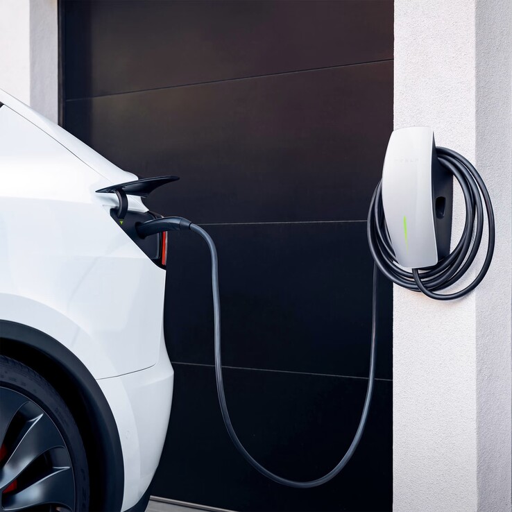 Le connecteur mural coûte désormais aussi cher que le SSD embarqué (image : Tesla)