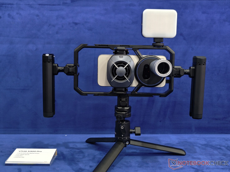 Le Vivo X300 Pro à l'intérieur de la cage de l'appareil photo du X300 Ultra.