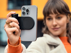 La poignée Lux Grip ajoute aux iPhones une sensation et des commandes authentiques d'appareil photo Leica. (Source de l'image : Leica)