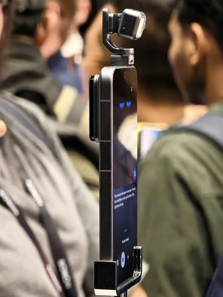 La caméra à cardan à trois axes du Robot Phone Honor est déployée pour être utilisée.