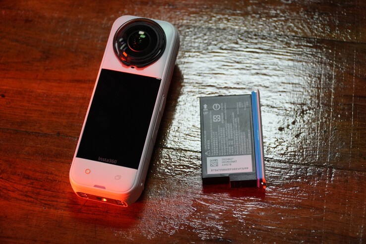L'Insta360 X5 est doté d'une batterie de 2 400 mAh (Source de l'image : Abhinav Fating/Notebookcheck)