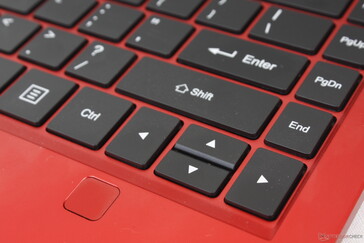 Les touches fléchées sont plus spongieuses que les touches principales du QWERTY