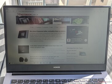 Honor MagicBook 14 en extérieur (soleil derrière l'ordinateur portable)