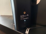 La barre de son et les satellites sont livrés avec des fils de trépieds (Source de l'image : Notebookcheck)