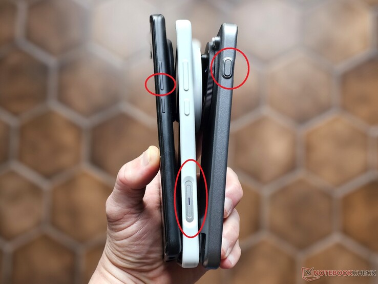 Trois générations de Vivo, trois raccourcis pour l'appareil photo : De gauche à droite : Vivo X100 Pro, Vivo X200 Ultra, Vivo X300 Pro (tourné à 180 degrés)