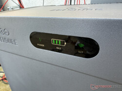 Un petit écran sur le SolarFlow 2400 Pro fournit des informations sur l'état de charge