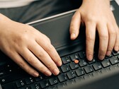 Mains tapant sur le clavier d’un ordinateur portable, image symbolique pour Anthropic Claude Haiku 5.5