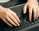 Mains tapant sur le clavier d’un ordinateur portable, image symbolique pour Anthropic Claude Haiku 5.5