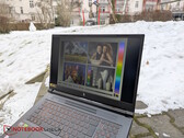 L'écran sombre de l'Acer Nitro V 17 en plein air