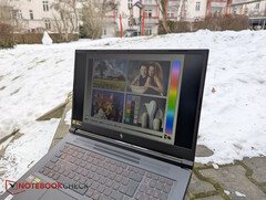 L'écran sombre de l'Acer Nitro V 17 en plein air