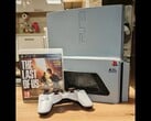 Une "PS3 Slim Pro" personnalisée avec le logo du 30e anniversaire à côté d'une manette DualShock 3 et d'un boîtier The Last of Us. (Source de l'image : Fun-Equivalent-7785 via Reddit / r/PS3)