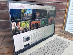 A l'extérieur (journée lumineuse, pas de lumière directe du soleil)