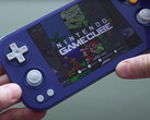 Une prise en main de l'Anbernic RG476H dans sa couleur inspirée du Gamecube. (Source de l'image : Retro Game Corps)