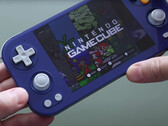 Une prise en main de l'Anbernic RG476H dans sa couleur inspirée du Gamecube. (Source de l'image : Retro Game Corps)