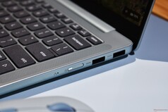 Lenovo IdeaPad Vibe : ports situés sur le côté droit.