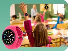 Le Pearson Revibe, conçu pour les étudiants et photographié ici avec une salle de classe en arrière-plan, n'est autre qu'une Galaxy Watch 7 modifiée. (Source de l'image : Samsung) 