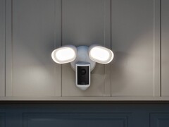 La Ring Floodlight Cam Pro (photo) est l'une des quatre nouvelles caméras de sécurité 4K. (Source : Ring)