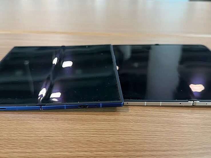 Galaxy Z Fold 7 (à gauche) à côté de l'Oppo Find N6 (à droite).