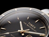 Gros plan sur la Timex Waterbury Heritage Automatic à cadran noir, mettant en valeur ses aiguilles luminescentes facettées, ses index, l’affichage du jour et de la date, ainsi que sa lunette noire.