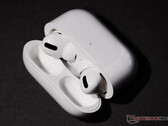 Les AirPods Pro 2 pourraient ressembler à un croisement entre leur prédécesseur et les AirPods 3. (Image source : NotebookCheck)