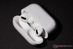 Les AirPods Pro 2 pourraient ressembler à un croisement entre leur prédécesseur et les AirPods 3. (Image source : NotebookCheck)