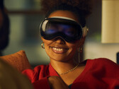 Apple Vision Pro est réputé être assez lourd, au point que des douleurs et des maux de tête ont même été signalés. (Source : Apple)