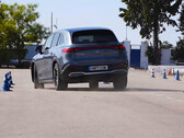 La Mercedes-Benz EQS 580 4MATIC perd son sang-froid lors du test de l'orignal km77. Elle s'attaque aux cônes comme Mario à des Goombas. (Source de l'image : capture d'écran de km77 sur YouTube)
