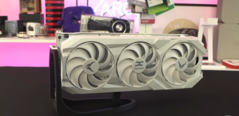La Red Devil RX 9070 XT Limited Spectral White Edition de PowerColor sera lancée le 8 avril (Image Source : OC3D TV, YouTube)