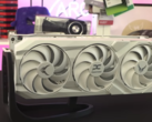 La Red Devil RX 9070 XT Limited Spectral White Edition de PowerColor sera lancée le 8 avril (Image Source : OC3D TV, YouTube)
