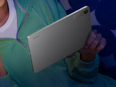 Xiaomi vend le Redmi Pad 2 SE en gris foncé et en argent.