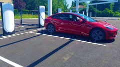 Tesla à une nouvelle station V4 Supercharger en France (image : Alexandre Druliolle)