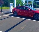 Tesla à une nouvelle station V4 Supercharger en France (image : Alexandre Druliolle)