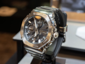 La Casio G-Shock GMC-B2100Y-1AER (photo) présente la forme et la construction métalliques familières de la série 2100. (Source : Impress Watch)