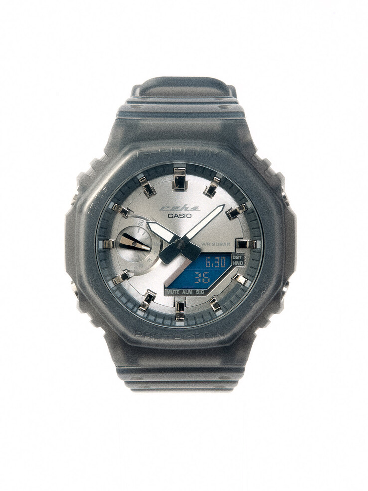 La GA-2100 associe un cadran argenté brossé à une lunette et un bracelet gris fumé translucide, pour un look résolument rétro-futuriste.