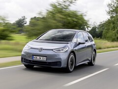 La Volkswagen ID.3 a bénéficié d'une durée de vie de la batterie supérieure aux attentes lors d'un test d'endurance réalisé par l'ADAC. (Source de l'image : Volkswagen)