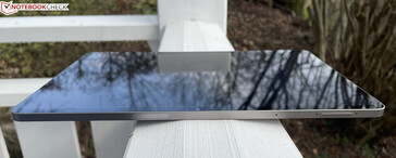 En haut : porte-stylet, microphone, bouton de volume (source d'image : Manuel Masiero)
