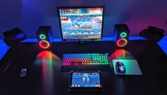 Bureau de jeu Genesis Holm 510 RGB avec haut-parleurs Helium 300BT ARGB et clavier Thor 400 RGB (Source : Own)