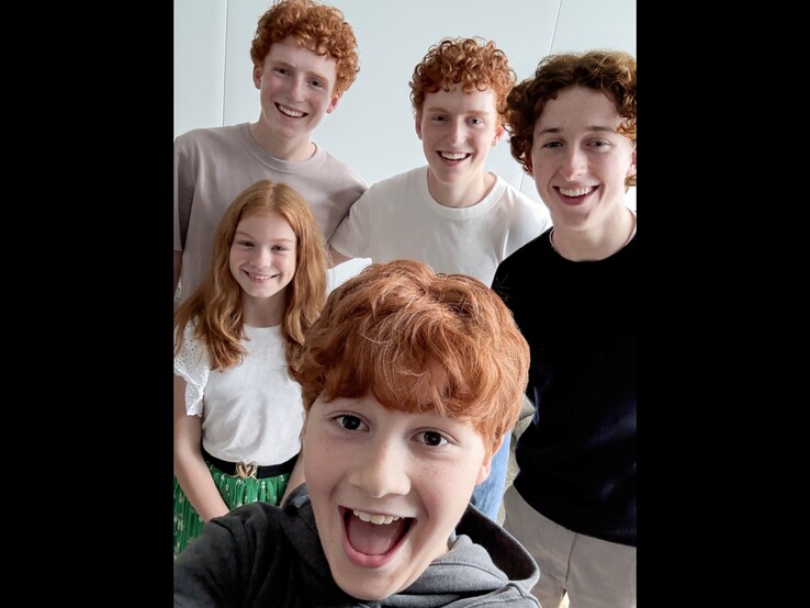 Sur la photo : Tristan Harland (Fred Weasley), Gabriel Harland (George Weasley), Ruari Spooner (Percy Weasley), Gracie Cochrane (Ginny Weasley) et Alastair Stout (Ron Weasley) dans la nouvelle série Harry Potter.