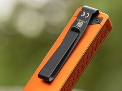 L'Olight ArkPro Ultra est équipé d'un solide clip métallique à l'arrière.