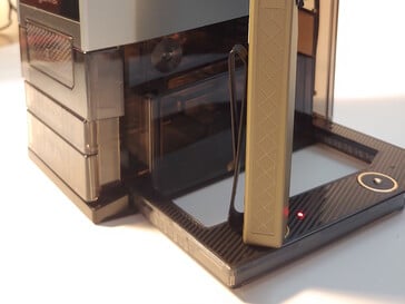 Les voyants d'état sont cachés derrière les lampes de poche. (Source de l'image : Notebookcheck)